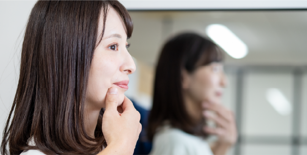 施術前と比較をする女性