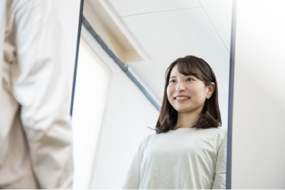 鏡の前に立つ女性