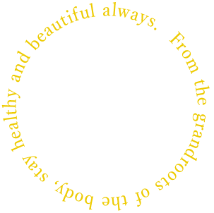 鏡の前に立つ女性