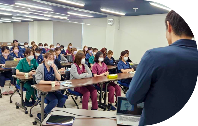 セミナーで講演する様子